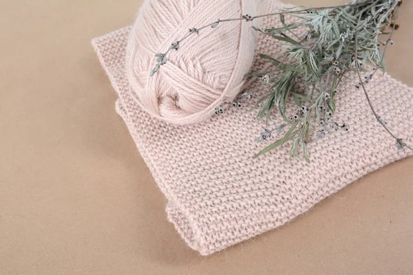 Wolle zum Stricken, ein beiger Schal und ein Bund getrockneter Lavendel — Stockfoto