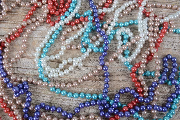 Bakgrund av färgglada pärlor på bordet. — Stockfoto