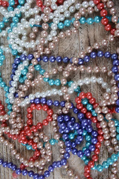 Fond de perles colorées sur la table . — Photo
