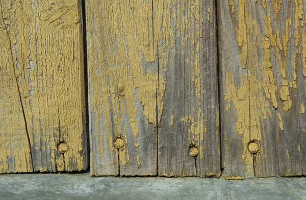 Konsistensen på den gamla gula spruckna väggen — Stockfoto