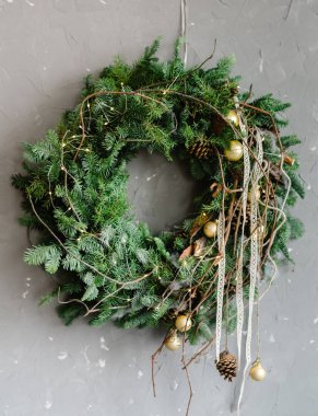 Garland ile gri arka plan üzerinde dallar ile Noel ağacı. Fest