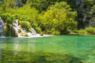 Plitvice Gölleri'nin kristal suyu. Manzaralar ve şelaleler.