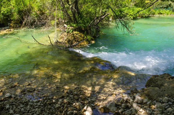 Plitvice Gölleri'nin kristal suyu. Manzaralar ve şelaleler.