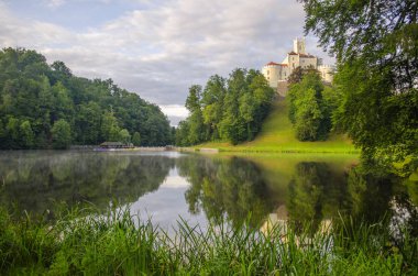 Trakoscan, Bednja, Hırvatistan/13 Temmuz 2019: Trakoscan kalesi ile pitoresk manzara, Hırvatistan