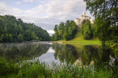 Trakoscan, Bednja, Hırvatistan/13 Temmuz 2019: Trakoscan kalesi ile pitoresk manzara, Hırvatistan