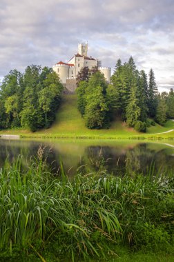 Trakoscan, Bednja, Hırvatistan/13 Temmuz 2019: Trakoscan kalesi ile pitoresk manzara, Hırvatistan