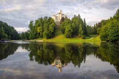 Trakoscan, Bednja, Hırvatistan/13 Temmuz 2019: Trakoscan kalesi ile pitoresk manzara, Hırvatistan
