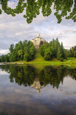 Trakoscan, Bednja, Hırvatistan/13 Temmuz 2019: Trakoscan kalesi ile pitoresk manzara, Hırvatistan