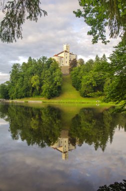Trakoscan, Bednja, Hırvatistan/13 Temmuz 2019: Trakoscan kalesi ile pitoresk manzara, Hırvatistan