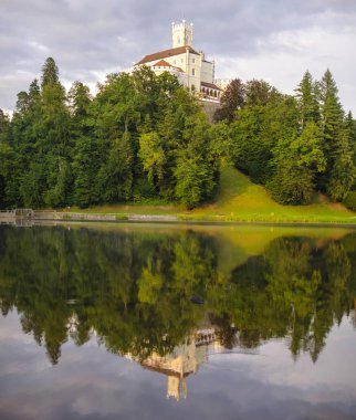 Trakoscan, Bednja, Hırvatistan/13 Temmuz 2019: Trakoscan kalesi ile pitoresk manzara, Hırvatistan