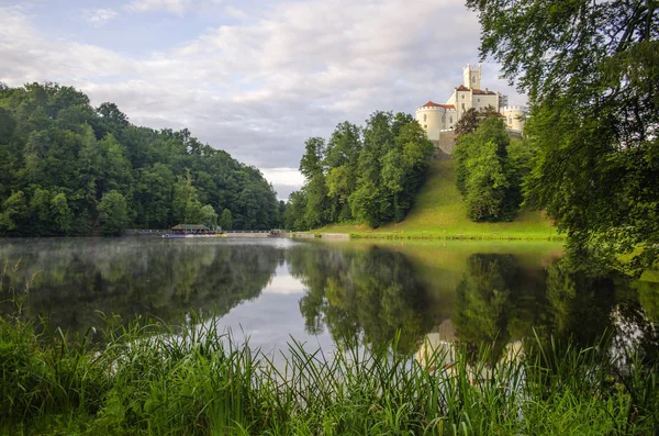 Trakoscan, Bednja, Hırvatistan/13 Temmuz 2019: Trakoscan kalesi ile pitoresk manzara, Hırvatistan