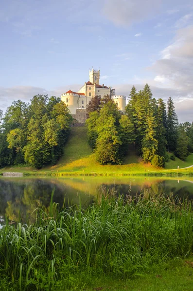 Trakoscan, Bednja, Hırvatistan/13 Temmuz 2019: Trakoscan kalesi ile pitoresk manzara, Hırvatistan