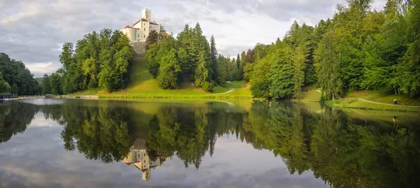 Trakoscan, Bednja, Hırvatistan/13 Temmuz 2019: Trakoscan kalesi ile pitoresk manzara, Hırvatistan