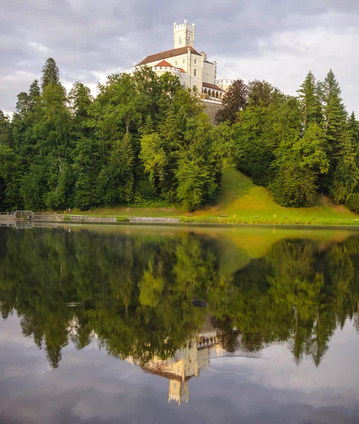 Trakoscan, Bednja, Hırvatistan/13 Temmuz 2019: Trakoscan kalesi ile pitoresk manzara, Hırvatistan