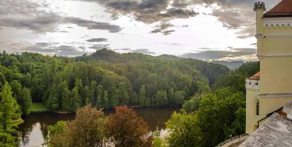 Trakoscan, Bednja, Hırvatistan/13 Temmuz 2019: Trakoscan kalesi ile pitoresk manzara, Hırvatistan