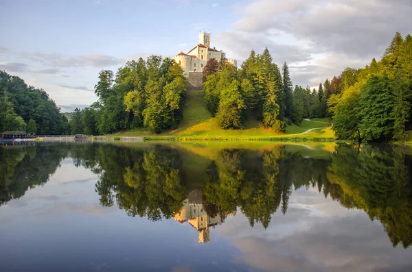 Trakoscan, Bednja, Hırvatistan/13 Temmuz 2019: Trakoscan kalesi ile pitoresk manzara, Hırvatistan