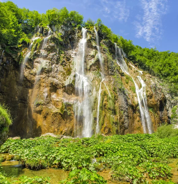 Lyxiga Och Tumultartade Vattenfall Plitvicesjöarna Kroatien — Stockfoto