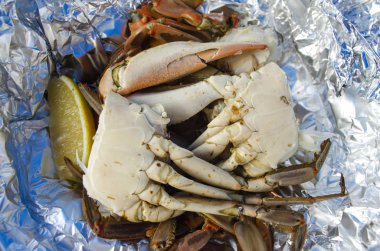 Lezzet. Folyo Üzerinde Limon ile Pişmiş Mavi Yengeç