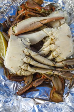 Lezzet. Folyo Üzerinde Limon ile Pişmiş Mavi Yengeç