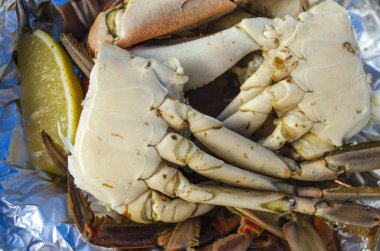 Lezzet. Folyo Üzerinde Limon ile Pişmiş Mavi Yengeç