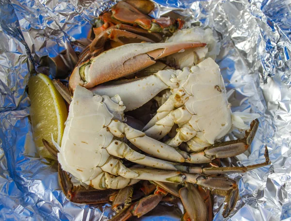 Lezzet. Folyo Üzerinde Limon ile Pişmiş Mavi Yengeç