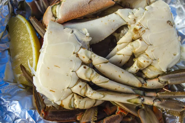 Lezzet. Folyo Üzerinde Limon ile Pişmiş Mavi Yengeç