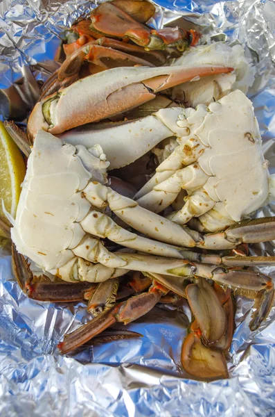 Lezzet. Folyo Üzerinde Limon ile Pişmiş Mavi Yengeç