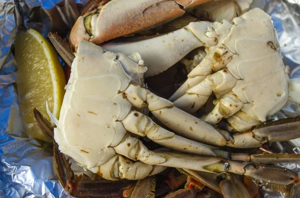 Lezzet. Folyo Üzerinde Limon ile Pişmiş Mavi Yengeç