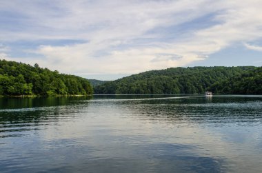 Şelaleleri, dağ nehirleri, ormanları ve dağları olan Plitvice Gölleri manzaraları