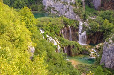 Şelaleleri, dağ nehirleri, ormanları ve dağları olan Plitvice Gölleri manzaraları