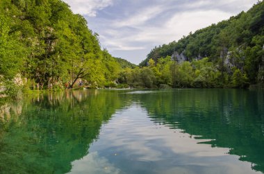 Şelaleleri, dağ nehirleri, ormanları ve dağları olan Plitvice Gölleri manzaraları