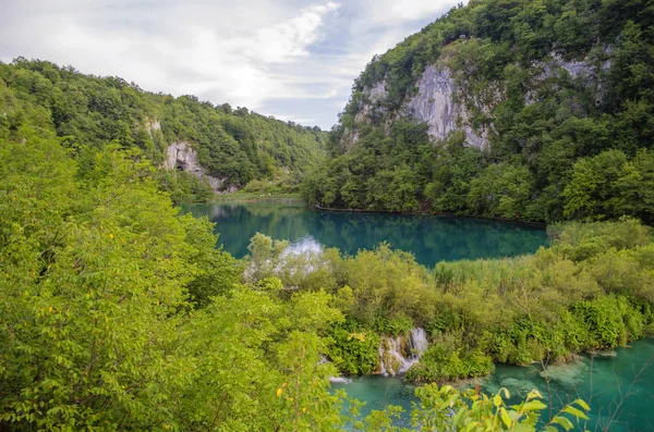 Paisagens Pitorescas Plitvice Lagos Com Cachoeiras Rios Montanha Florestas Montanhas — Fotografia de Stock