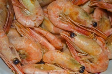 Lezzetli haşlanmış karides tabakta servis ediliyor. Kafatası Kabukluları.