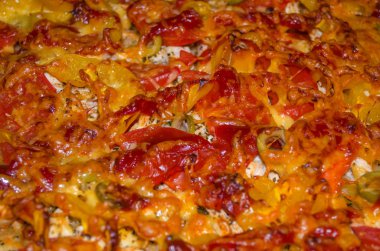 İştah açıcı pizza. Tavuk, domates ve dolmalık biberli pizza..