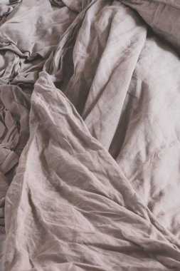 Yapılmamış yatak ile soyut arkaplan