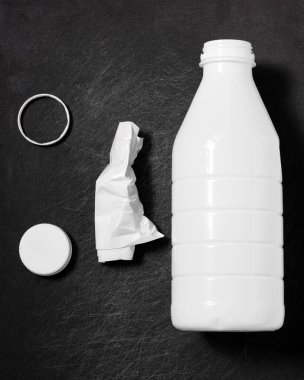 Ayrı atık toplama işlemine hazırlanılıyor: plastik şişe, kapak, yüzük ve etiket