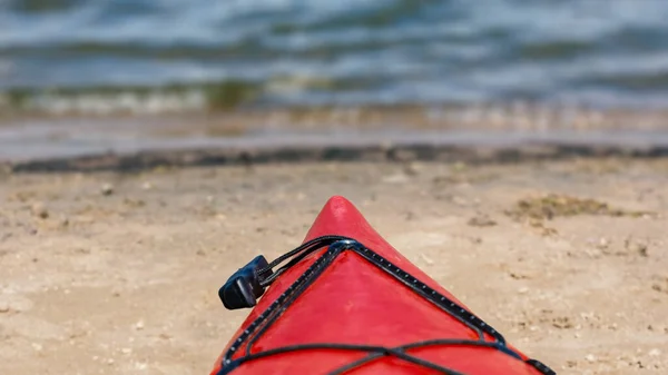 Der Bug Eines Roten Kajaks Ufer Vor Dem Hintergrund Einer — Stockfoto