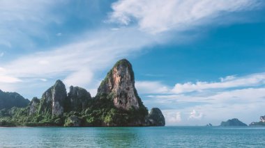 Tayland 'da kayalıklı ve tekneli deniz manzarası