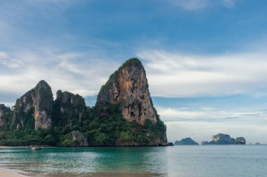 Tayland 'da kayalıkları ve teknesi olan bir sahil.