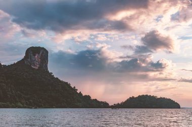 Andaman Denizi 'nin panoramasında orman ve denizle kaplanmış kayalar var.
