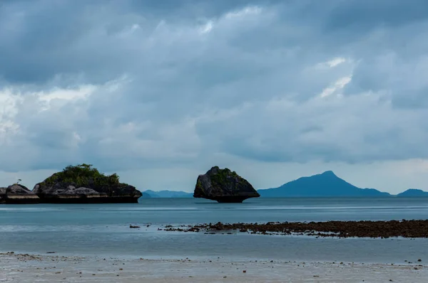 Pláž Při Odlivu Proti Obloze Útesy Ostrovy Thajsku — Stock fotografie