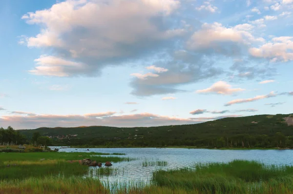挪威日落背景下的湖泊 — 图库照片