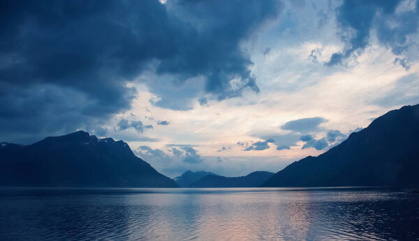 Фьорд с облаками и заснеженными горами, Норвегия