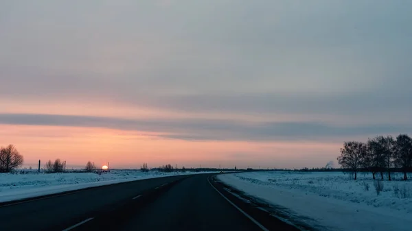 シベリアの夕日と冬の高速道路 — ストック写真