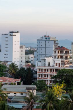 Sabahın erken saatlerinde çatıdan Nha Trang 'ın görüntüsü.