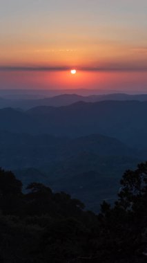 Dağların üzerinde parlak gün batımı