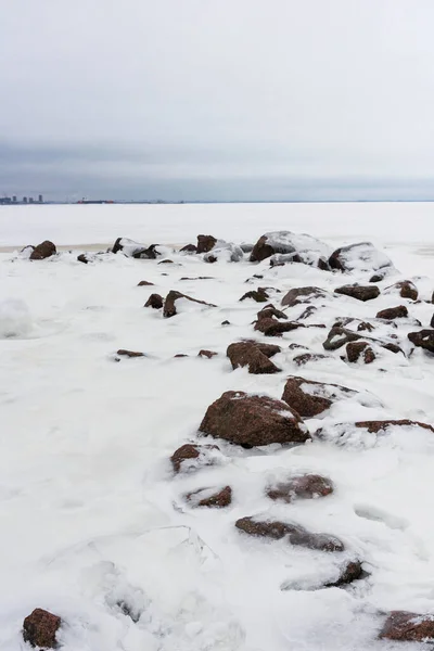 海に凍る石の防波堤 — ストック写真