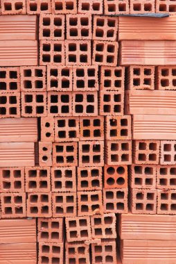 Yığılmış kırmızı içi boş tuğlalarla soyut doku