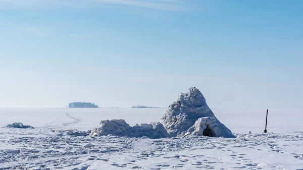 凍った湖 ノヴォシビルスク シベリアの海岸の雪のイグルー — ストック写真