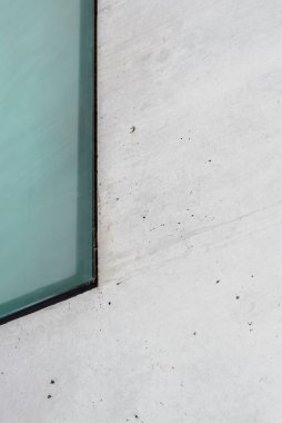 Çamurlu pencere ve beyaz beton duvarlı soyut mimari arkaplan